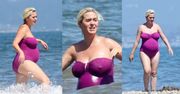 Niezadowolona Katy Perry pluska się w oceanie, prezentując ciążowe krągłości w kostiumie kąpielowym za 1900 złotych (ZDJĘCIA)