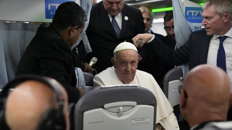 Pope Francis (C) arrives for a press conference on board an airplane on his flight back from Marseille, France, to Rome, 23 September 2023. The pontiff just ended a two-day visit to Marseille where he joined Catholic bishops from the Mediterranean region on discussions largely focused on migration. EPA/Alessandra Tarantino / POOL Dostawca: PAP/EPA.