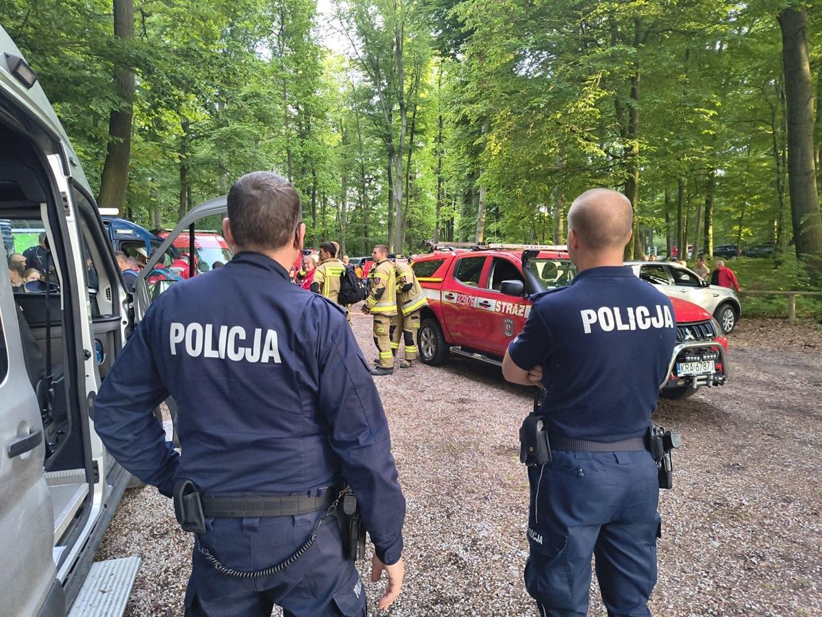 Nie żyje 12-letnia Ela. Ludzie przynoszą znicze. Wpis dyrektora szkoły