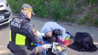 Warszawa: 38-latek przedawkował metadon i mógł umrzeć na chodniku. Strażnicy uratowali go w ostatniej chwili