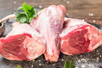 Polacy rzadko kupują to mięso, a szkoda. Jest napakowane białkiem i ma mniej tłuszczu niż wołowina