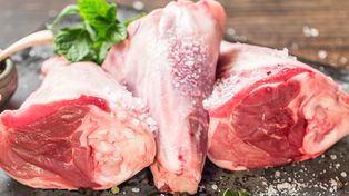 Polacy rzadko kupują to mięso, a szkoda. Jest napakowane białkiem i ma mniej tłuszczu niż wołowina