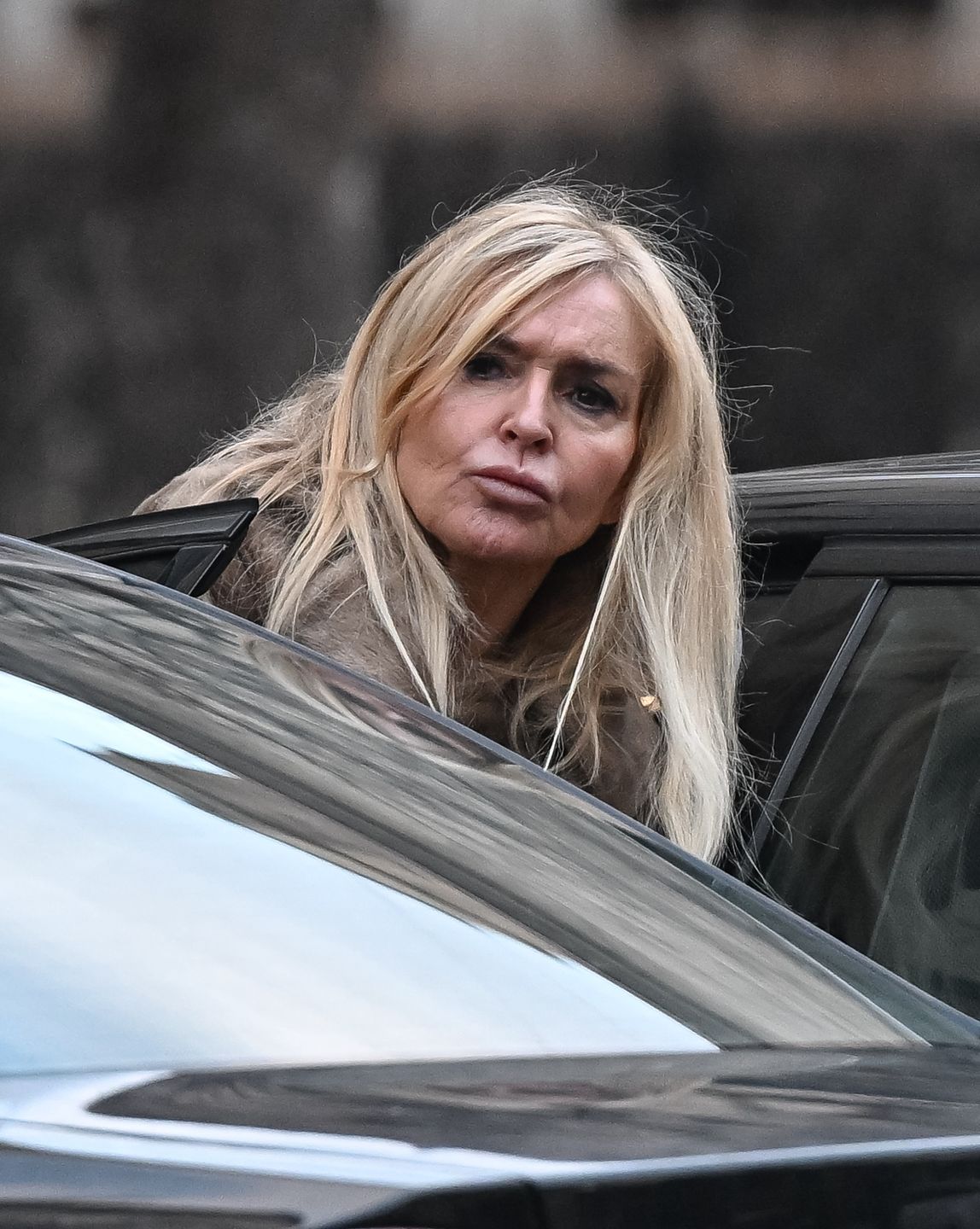 Monika Olejnik w futrze zmaga się z mroźnym wiatrem