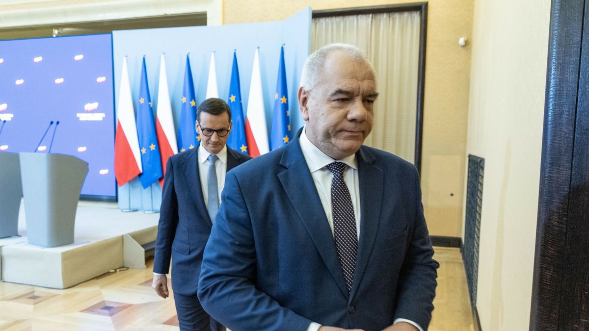 Konferencja premiera Mateusza Morawieckiego i ministr�w
11.10.2022 Warszawa Konferencja premiera Mateusza Morawieckiego, ministra aktywow panstwowych Jacka Sasina, minister srodowiska Anny Moskwy i ministra rozwoju i technologii Waldemara Budy 
fot. Jacek Dominski/REPORTER
n/z: Mateusz Morawiecki, Jacek Sasin
Jacek Dominski/REPORTER