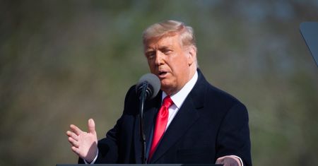 Wybory w USA. Trumpowi zrzednie mina. Ostatni sondaż