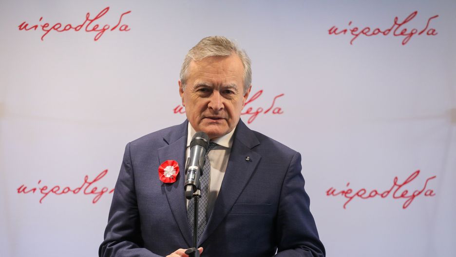 Warszawa, 07.11.2023. Minister kultury i dziedzictwa narodowego Piotr Gliński podczas konferencji prasowej poświęconej obchodom Święta Niepodległości, 7 bm. w pawilonie kulturalnym "Niepodległa. Miejsce Spotkań" w Łazienkach Królewskich w Warszawie. (mr) PAP/Paweł Supernak