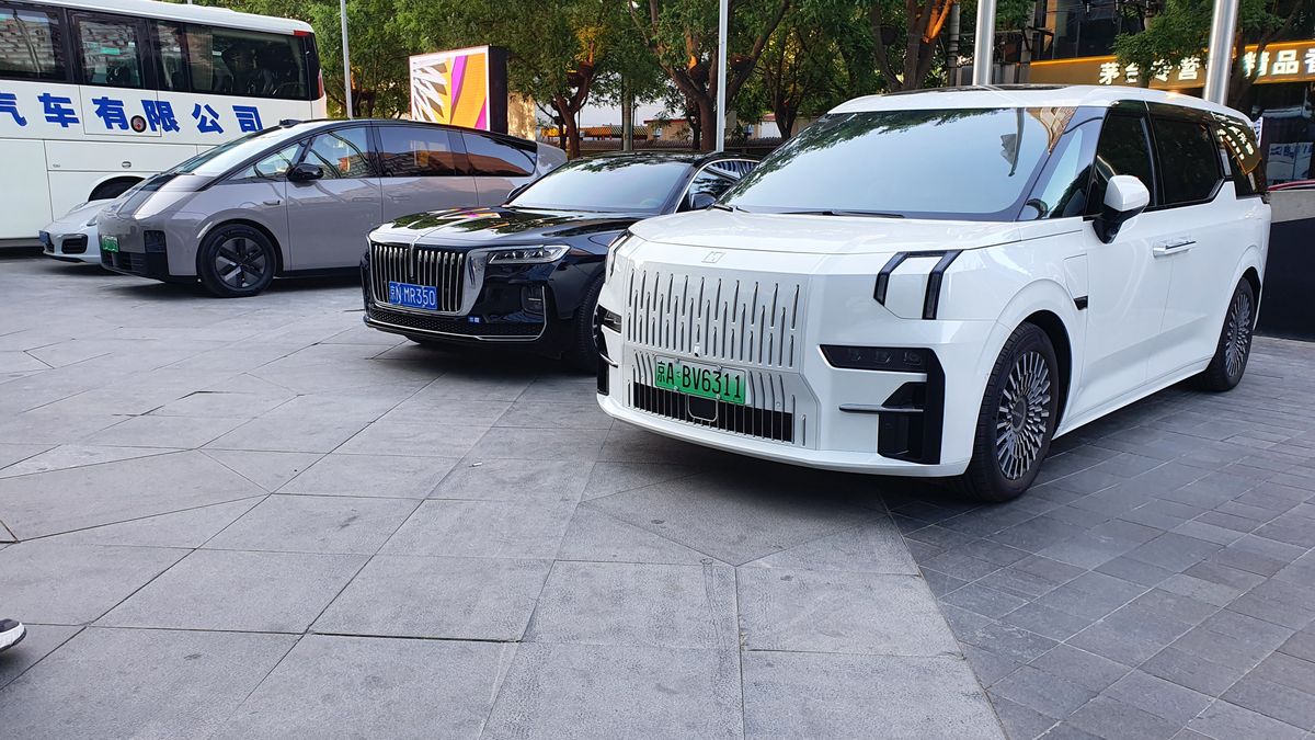 Zeekr 009 obok Hongqi h9 i Li Auto Mega