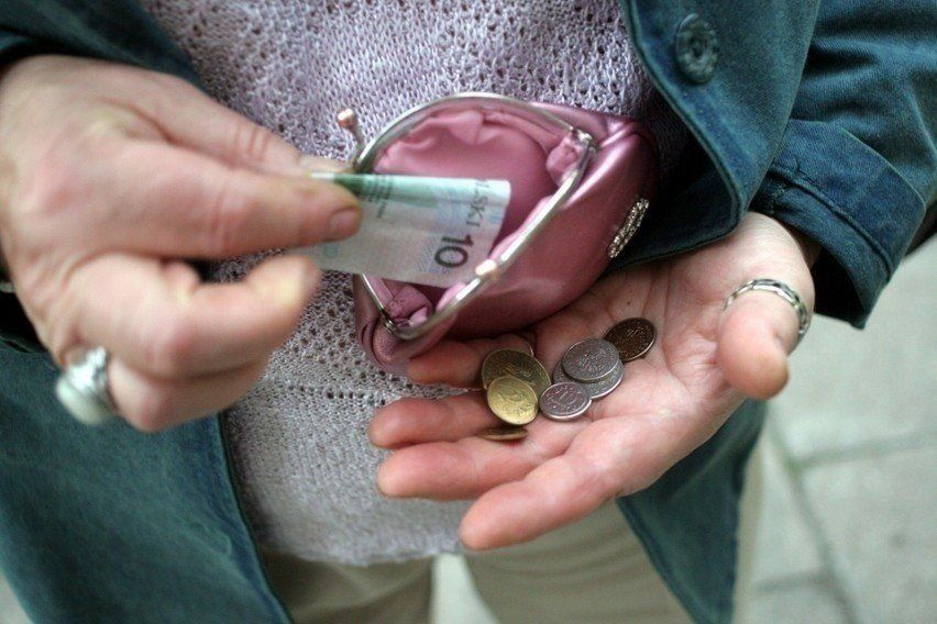 ↓ CHCESZ ZOBACZYĆ RESZTĘ INFORMACJI, PRZEWIŃ W DÓŁ ↓Osoby pobierające wcześniejsze świadczenia emerytalne i jednocześnie pracujące muszą przestrzegać limitów dorabiania. Od 1 marca 2025 r. obowiązują nowe limity. Aktualne progi obowiązują do 1 czerwca i oparte są na przeciętnym miesięcznym wynagrodzeniu.Dorabianie do wcześniejszej emerytury do kwoty 5934,10 zł brutto(70 proc. przeciętnego wynagrodzenia) skutkuje zmniejszeniem świadczeniaDorabianie do wcześniejszej emerytury do kwoty 11 020,40 zł brutto (130 proc. przeciętnego wynagrodzenia) skutkuje zawieszeniem świadczenia