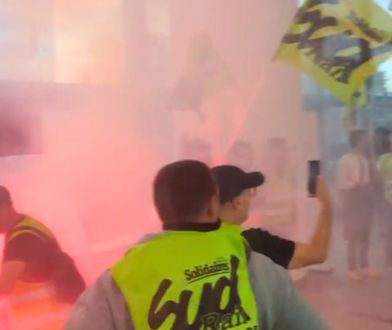 Protesty w Paryżu. Moment szturmu na budynek ministerstwa