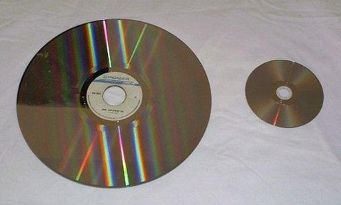 Laser Disc z lewej, DVD z prawej