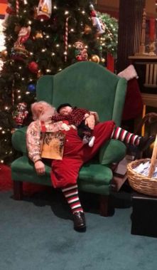 Mały chłopiec uroczo drzemie