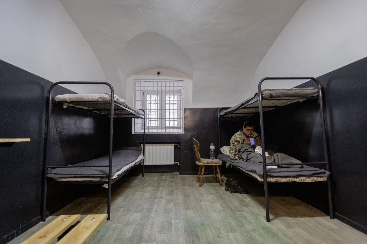 North Korean POWs in Ukraine awed by basic comforts