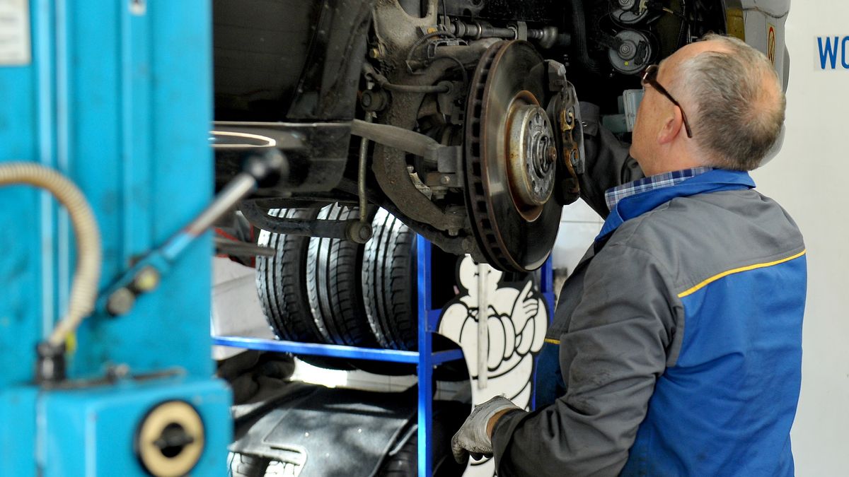 Naprawa samochodu
Szczecin, 09.10.2017. Naprawa auta w warsztacie samochodowym. ( mb/am) PAP/Marcin Bielecki
Marcin Bielecki
aut naprawa, auto, ko�a, naprawa, opony letnie, opony samochodowe, pojazd, przegl�d techniczny, rejestracja, samoch�d, warsztat samochodowy, wymiana k�, wymiana opon, zimowe, kontrola stanu technicznego