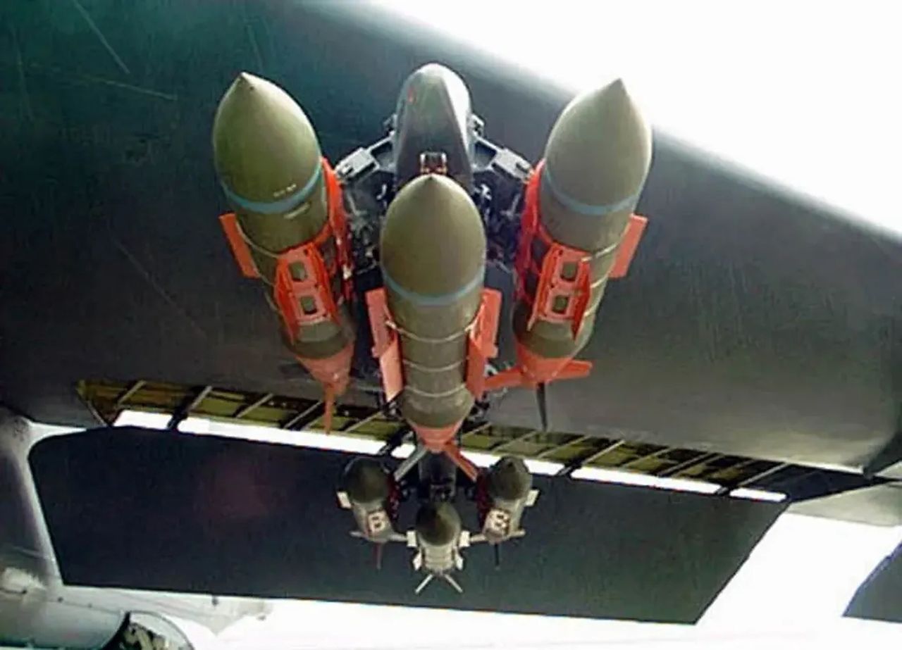 Bomby JDAM pod skrzydłem samolotu B-52