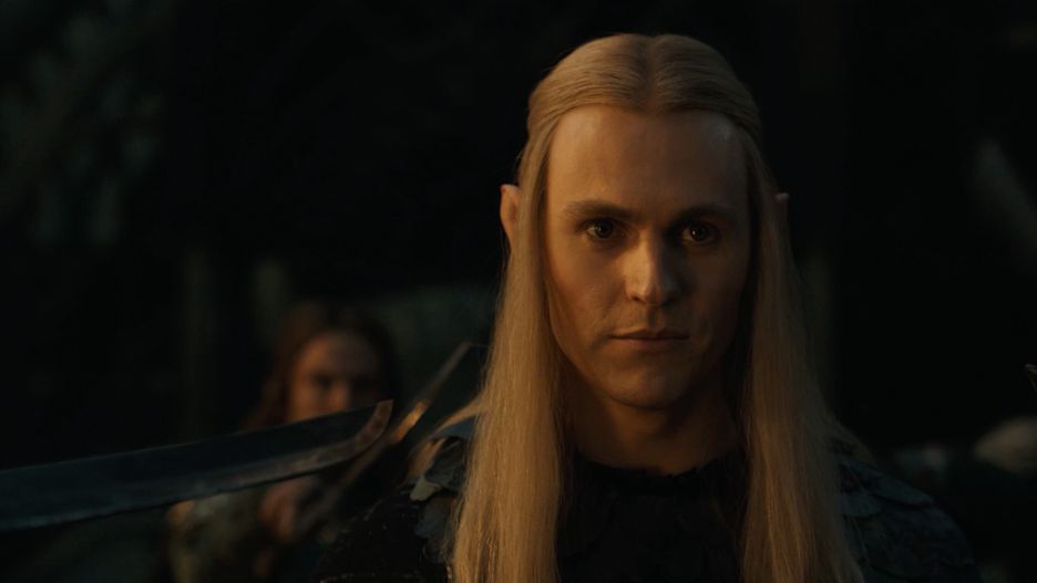 Charlie Vickers jako Sauron w "Pierścieniach władzy"