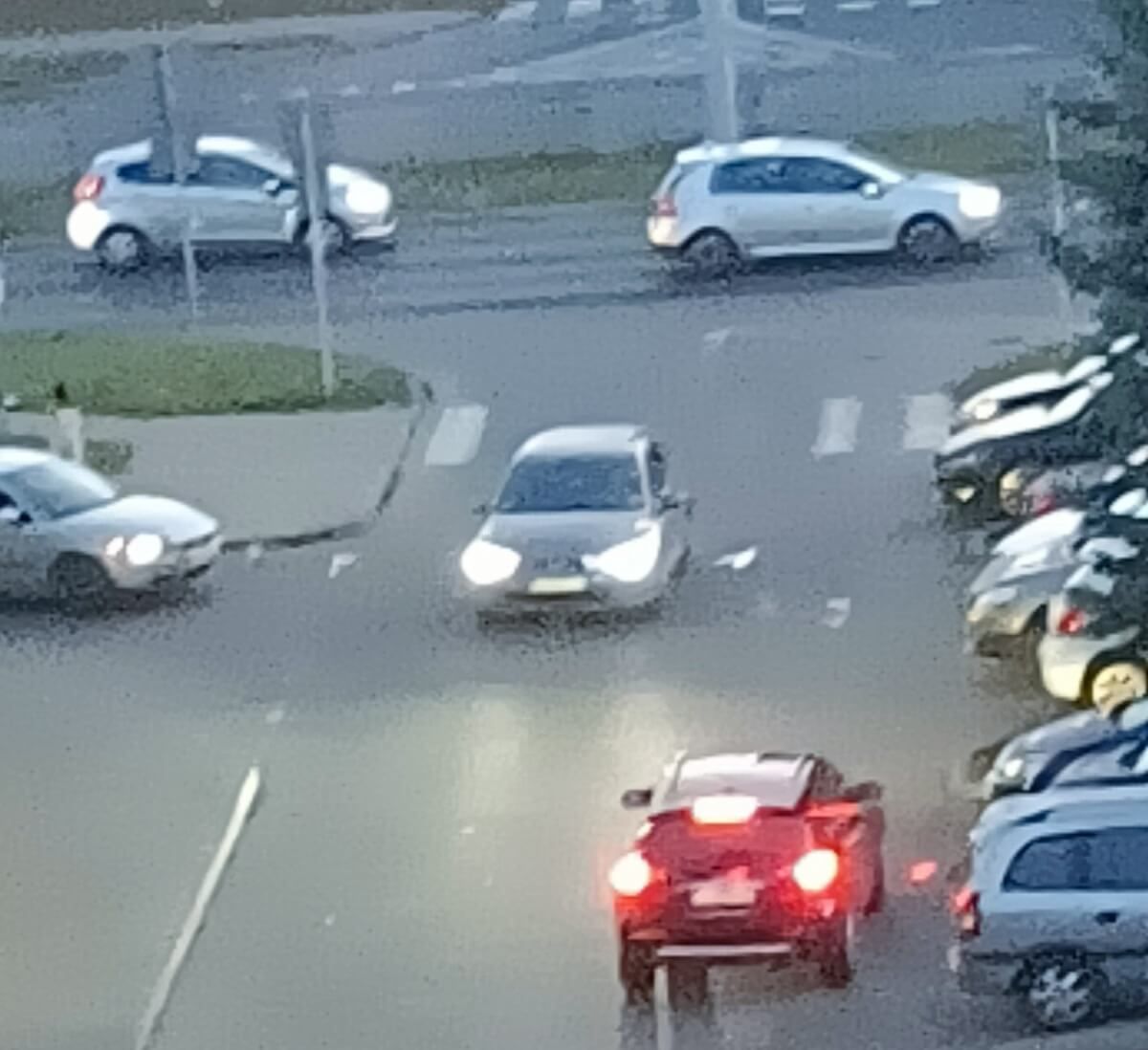 Kierowcy jadący pod prąd na odcinku drogi pomiędzy ulicami Jana Pawła II i Matki Teresy z Kalkuty
