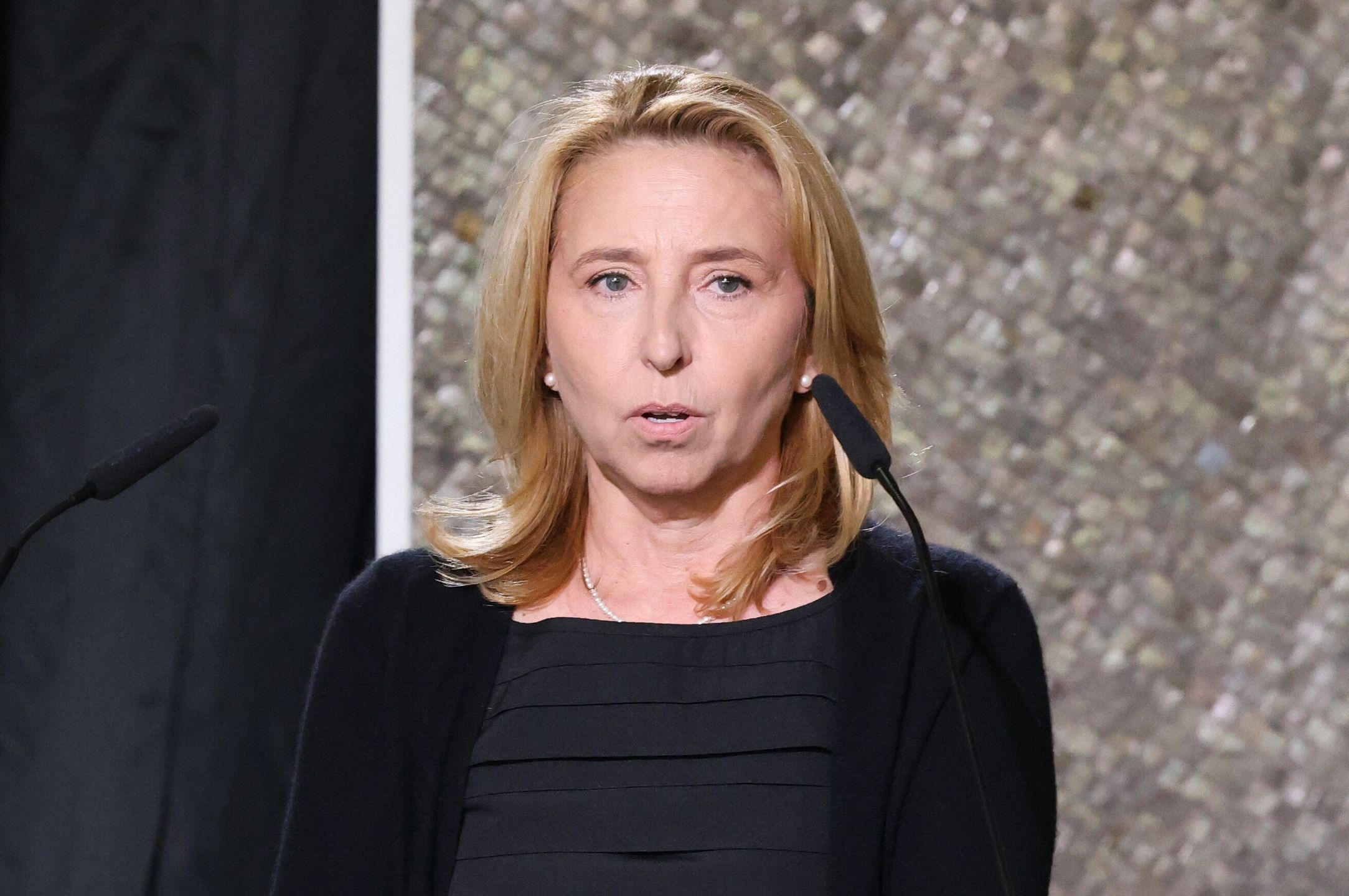 Warszawa, 14.08.2026. Dziennikarka Dominika Wielowieyska podczas uroczystości ostatniego pożegnania dziennikarza Andrzeja Morozowskiego na Powązkach Wojskowych w Warszawie, 14 bm. Andrzej Morozowski zmarł 4 bm., po długiej chorobie, w wieku 69 lat. (jm) PAP/Albert Zawada
