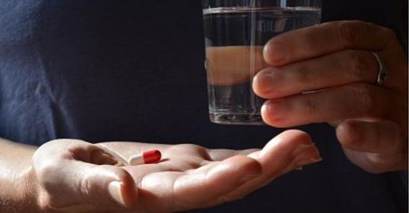 Przyjmowanie leków a słońce. Które preparaty wchodzą w toksyczną reakcję z promieniami UV?