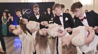 Białystok: Studniówka XIV LO. Piękny polonez w bajkowych wnętrzach Dworu Czarneckiego