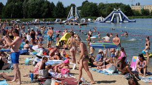 Białystok: Plaża Dojlidy przeżywa oblężenie. Tłumy szukają ochłody podczas upałów. W niedzielę odbędzie się Elemental Tri Series.