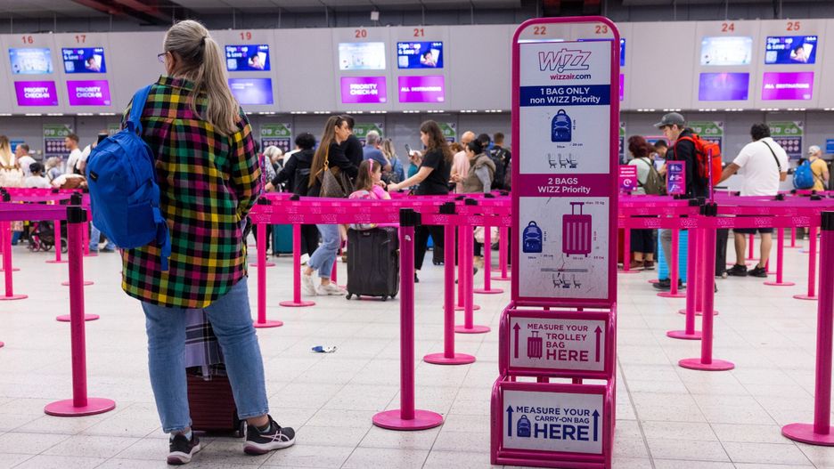 Wizz Air wyjaśnia nowe mierniki do ważenia bagażu podręcznego