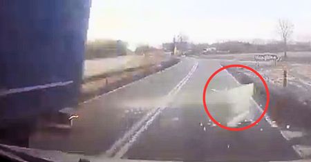 Bryła lodu wbiła się w auto. Wszystko nagrała kamera