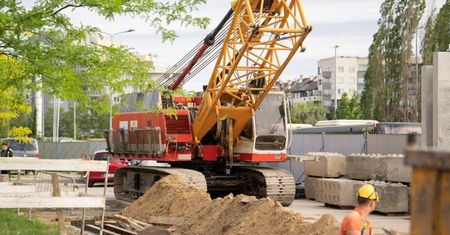 Warszawa: Nietypowy dźwig przy metrze Kabaty. Rusza spektakularna operacja