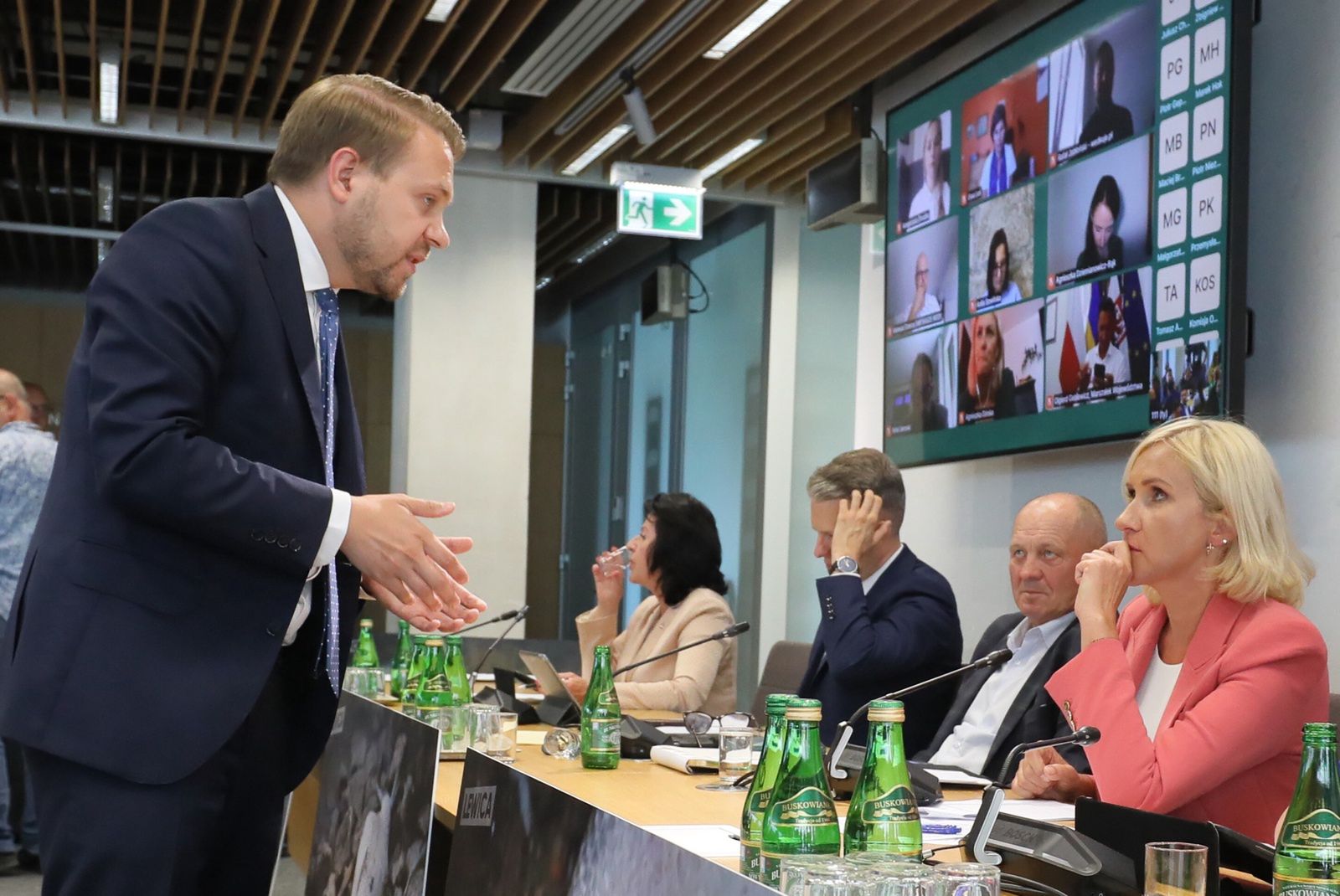 Wiceminister środowiska Jacek Ozdoba i Urszula Pasławska, przewodnicząca Komisji Ochrony Środowiska, Zasobów Naturalnych i Leśnictwa
