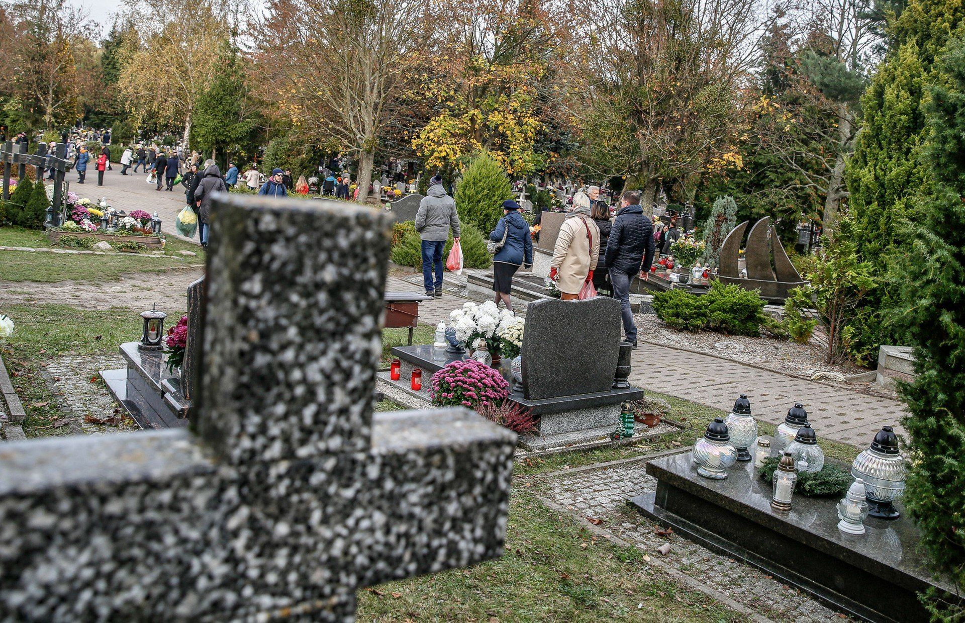 Jak znaleźć grób na cmentarzu w Trójmieście?