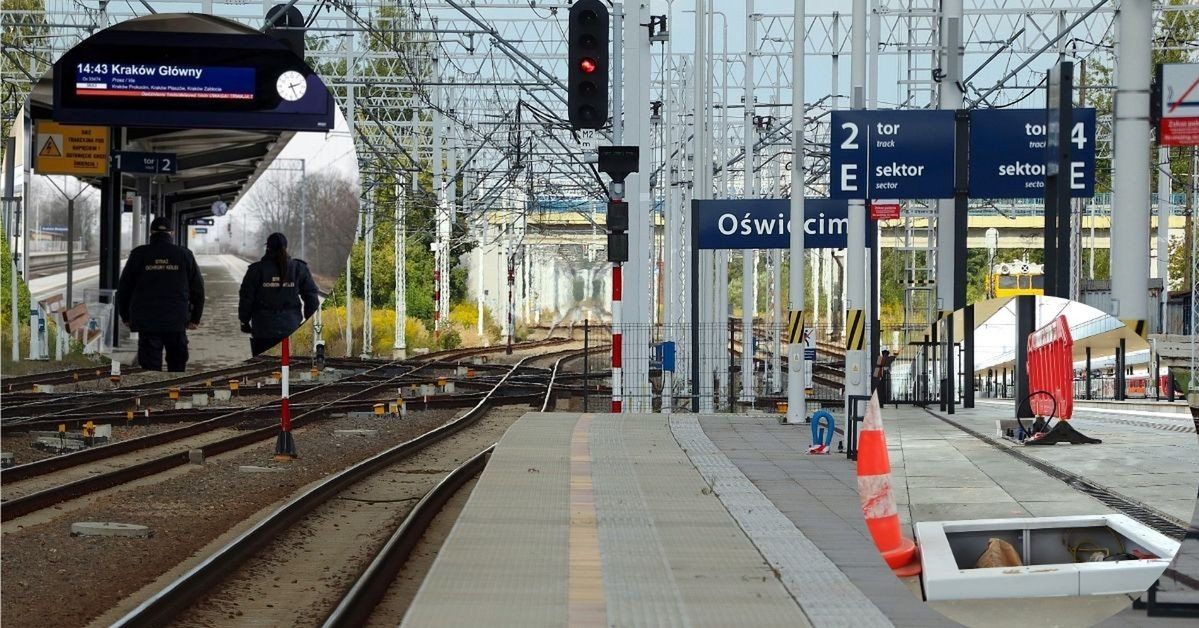 Oświęcim: Na dworcu kolejowym rozpoczęto montaż dynamicznej informacji pasażerskiej, podnoszący komfort podróżnych