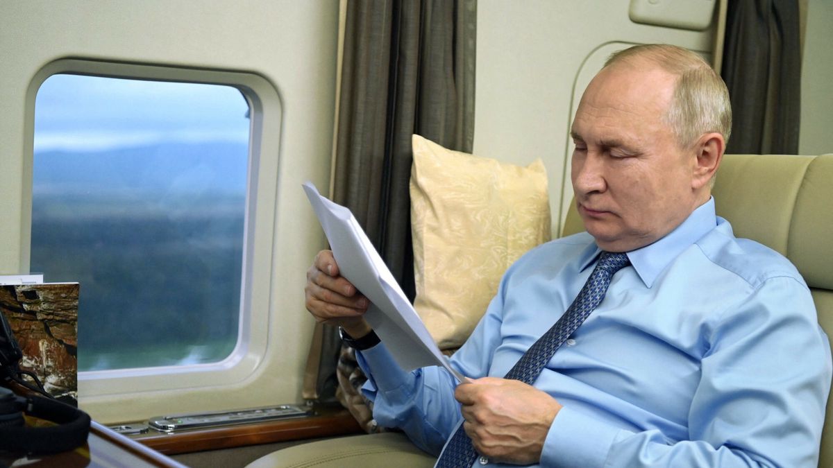 TemporaryIn this pool photograph distributed by Sputnik agency Russian President Vladimir Putin reads aboard a helicopter during a working trip to the Far Eastern Federal District, on September 11, 2023. (Photo by Dmitry Ermolenko / POOL / AFP)DMITRY ERMOLENKO