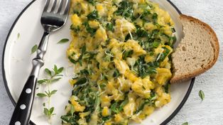 Podsmażam na maśle i wbijam jajka. Po takiej jajecznicy mam więcej energii niż elektrownia