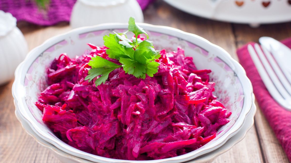 Trudno jej nie zauważyć na stole. Przyciąga kolorem, a smakiem przebija nawet sałatkę gyros