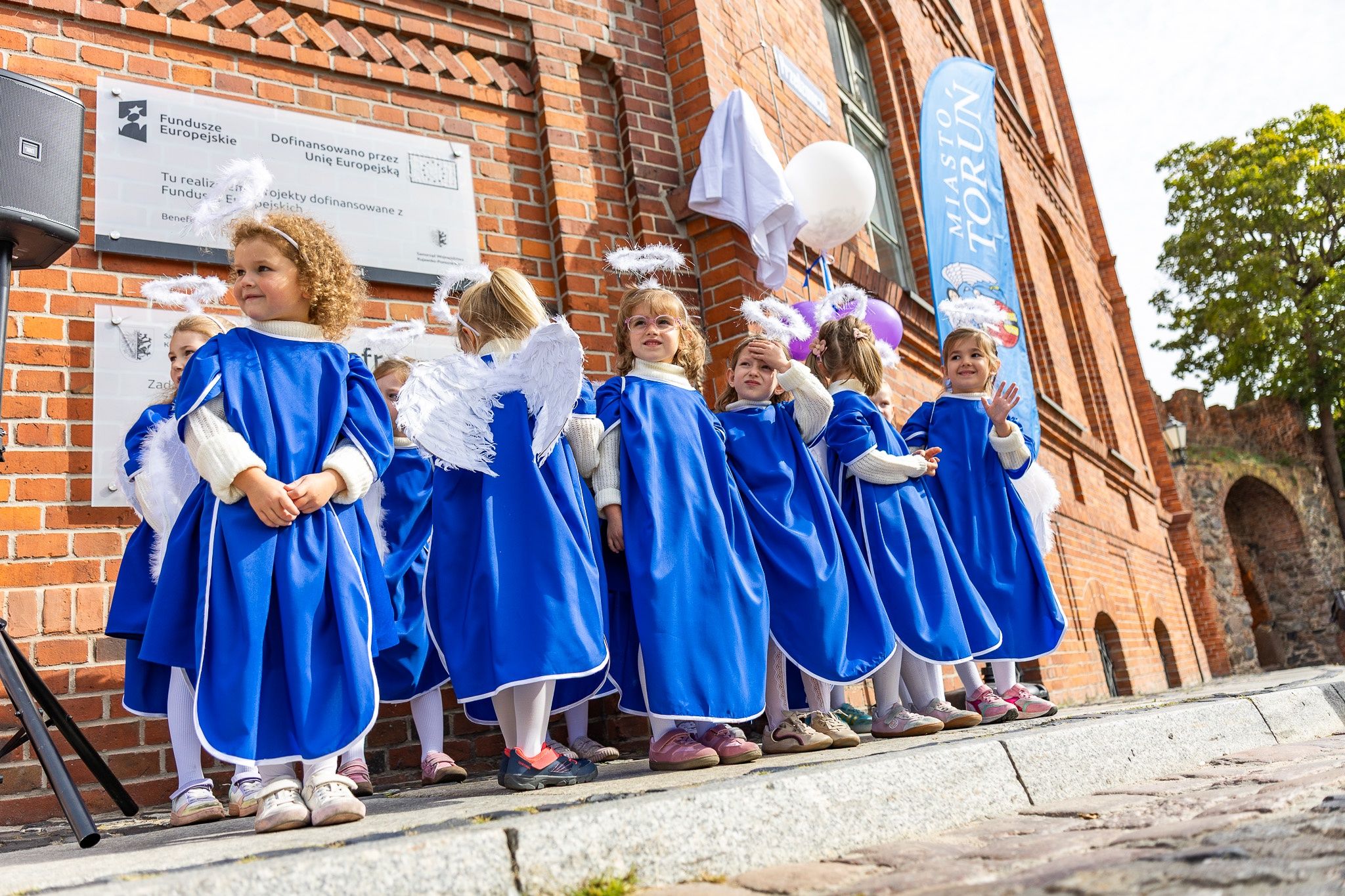 11 września odsłonięto dwa toruńskie aniołki: Wandę i Ludwika