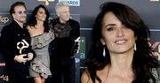 Penelope Cruz pozuje z Bono i basistą U2
