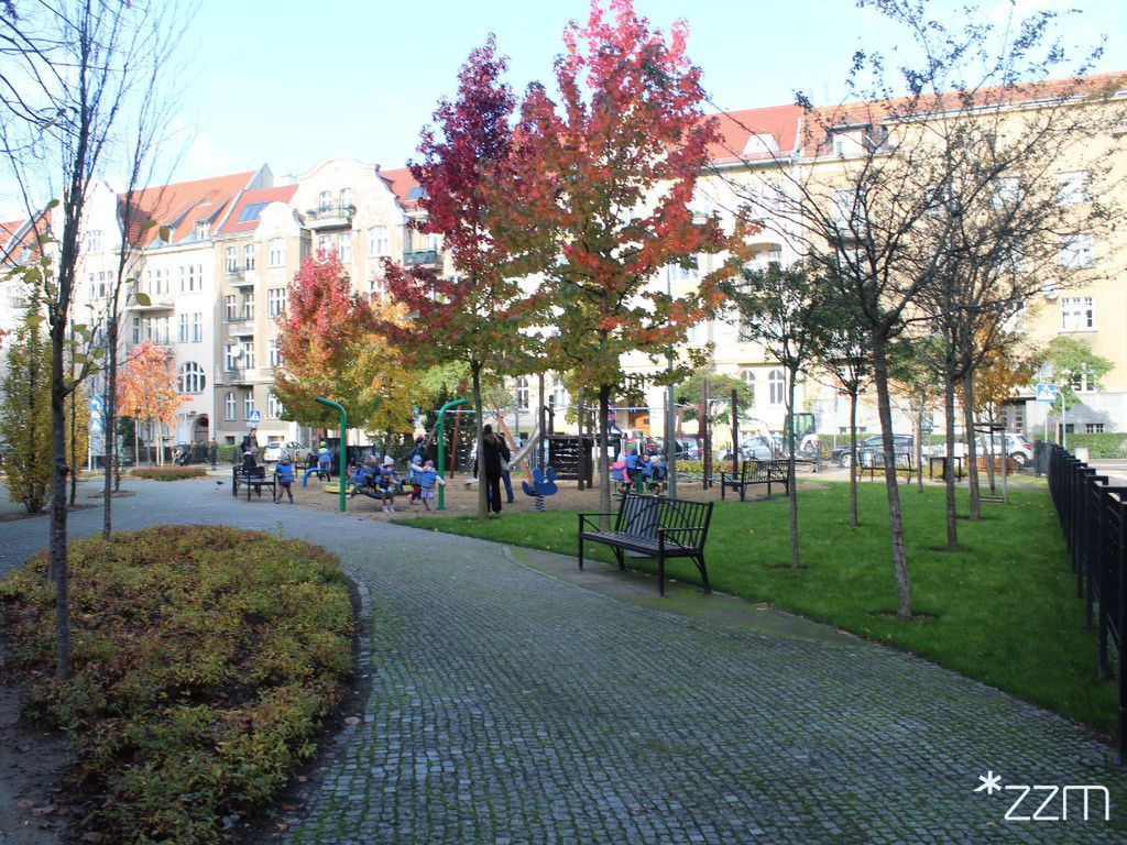 Poznań: Nowe urządzenia i trawa na placu zabaw na Placu Asnyka