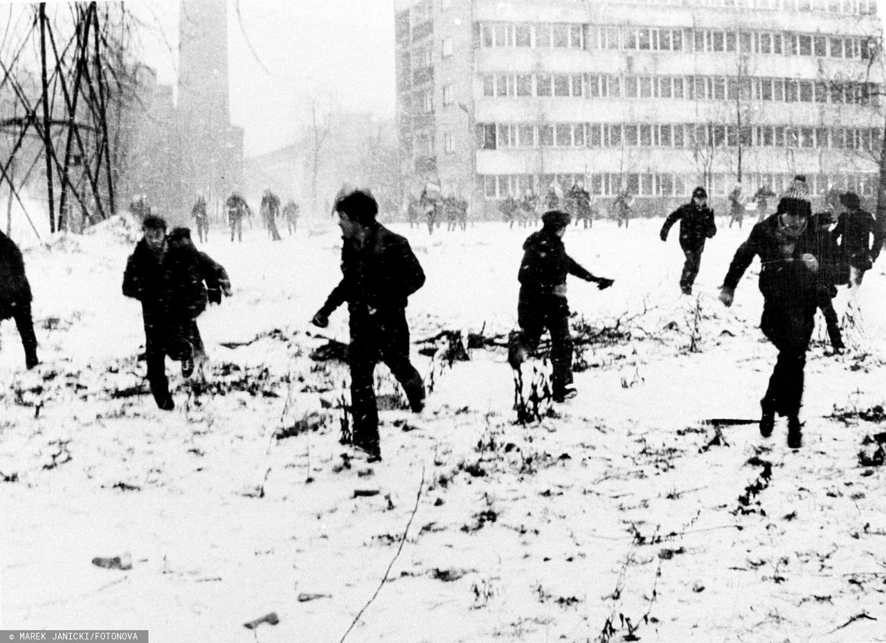 Ludzie uciekający przez zomowcami w czasie pacyfikacji strajku w kopalni "Wujek" w Katowicach (16.12.1981) 