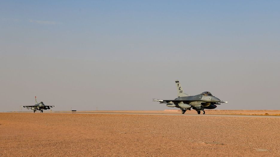 Myśliwce F-16 na pasie startowym