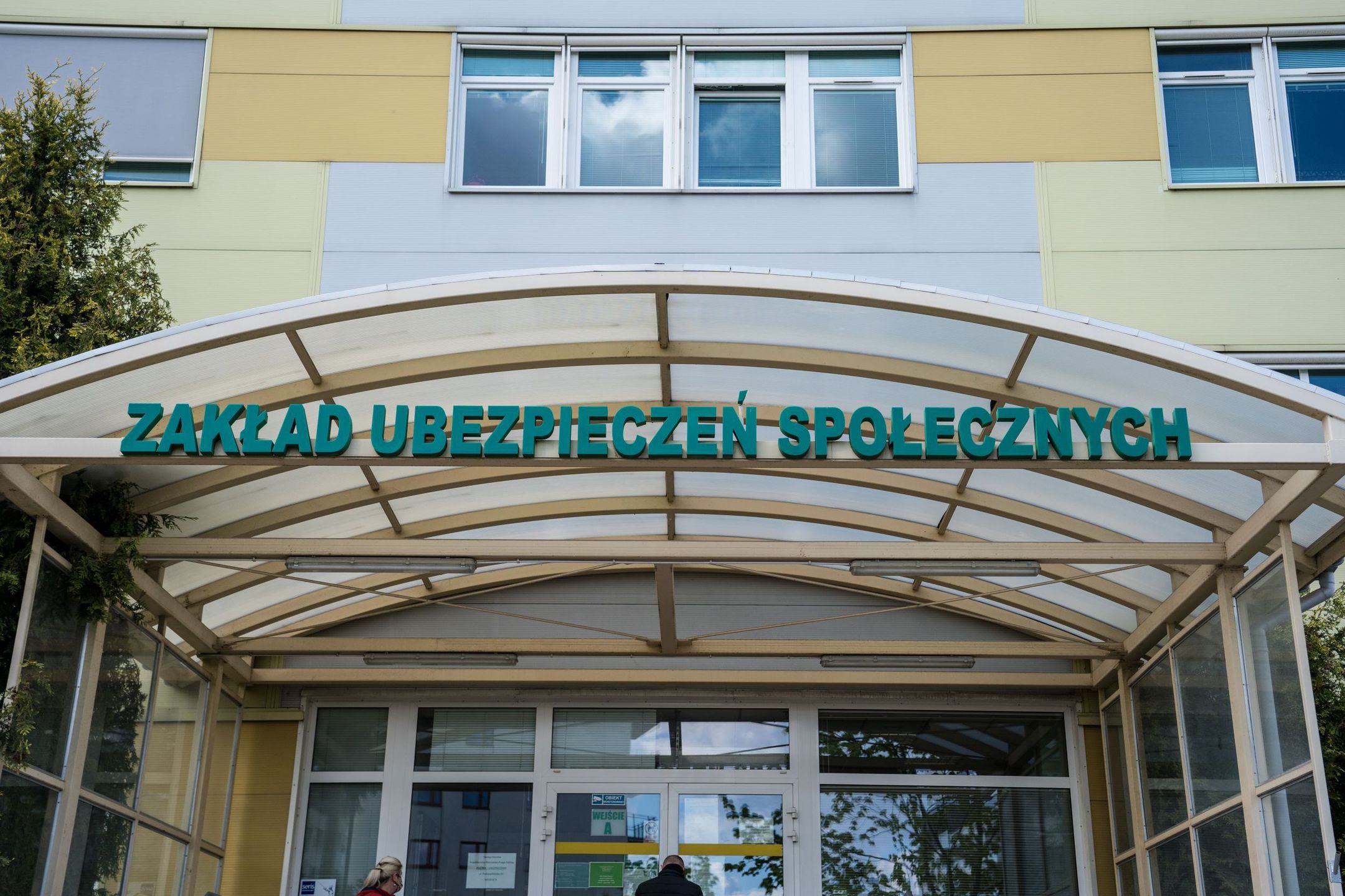 Zgodnie z przepisami ustawy o emeryturach i rentach z Funduszu Ubezpieczeń Społecznych prawo do renty rodzinnej ma rozwiedziona małżonka lub wdowa, która do dnia śmierci męża nie pozostawała z nim we wspólności małżeńskiej, ale miała w dniu śmierci męża prawo do alimentów z jego strony ustalone wyrokiem lub ugodą sądową.
