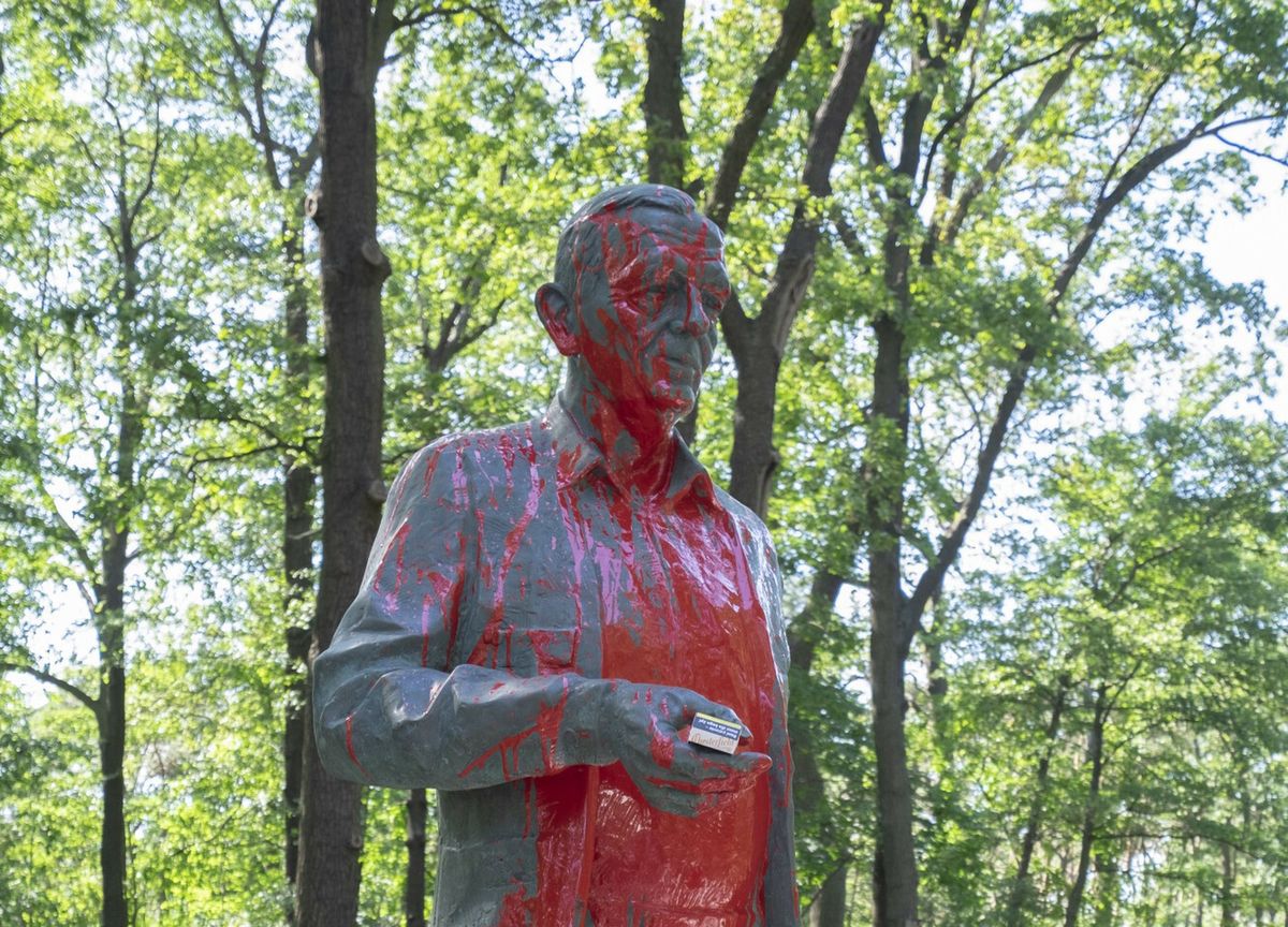 Pomnik Jana Szyszki został oblany czerwoną farbą