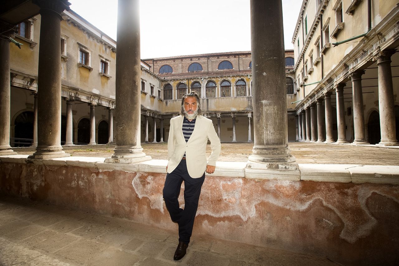 Światowy influencer w jesiennym edytorialu Pako Lorente w Wenecji