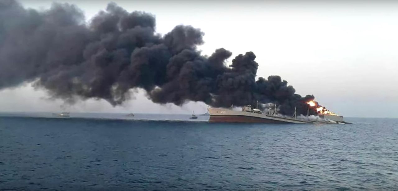 Zatonął największy okręt irańskiej floty. Pożar był nie do opanowania - Płonący Kharg