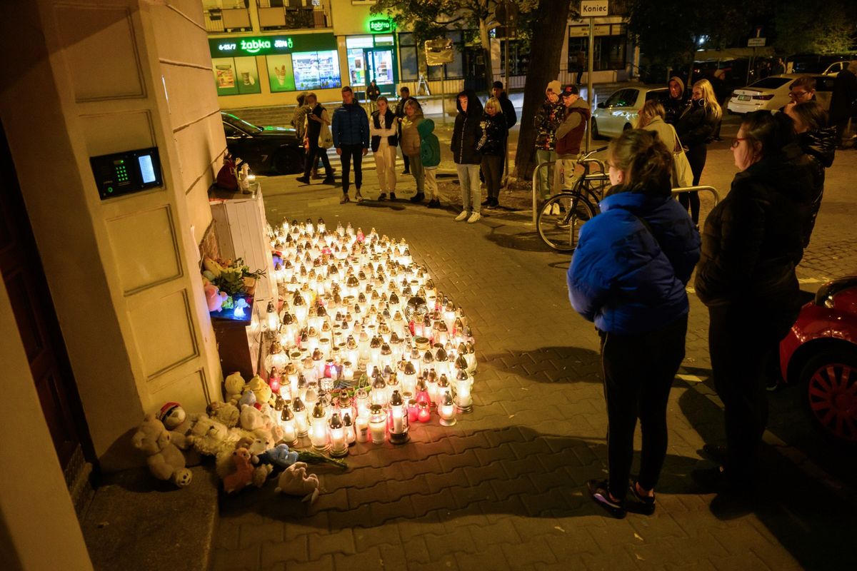 Poznań: W miejscu, gdzie zamordowano 5-letniego Maurycego, płoną znicze