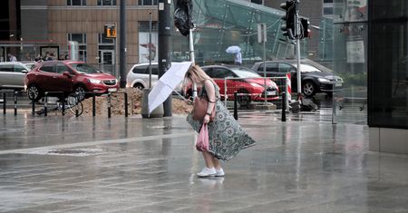 Warszawa. Nad miasto nadciąga burza. "Punktowo bardzo silne opady deszczu"