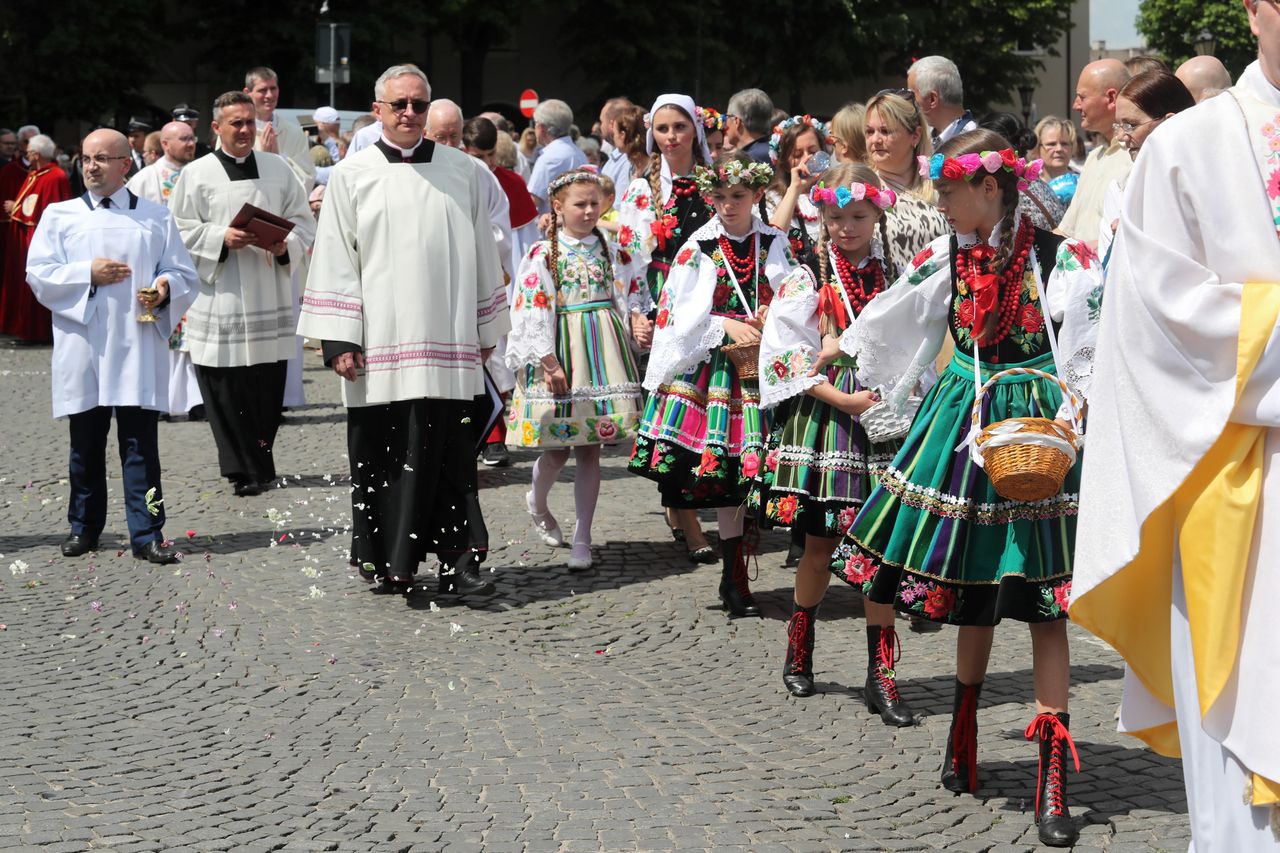 Zaginione nastolatki z Łodzi odnalezione. Szły w procesji Bożego Ciała