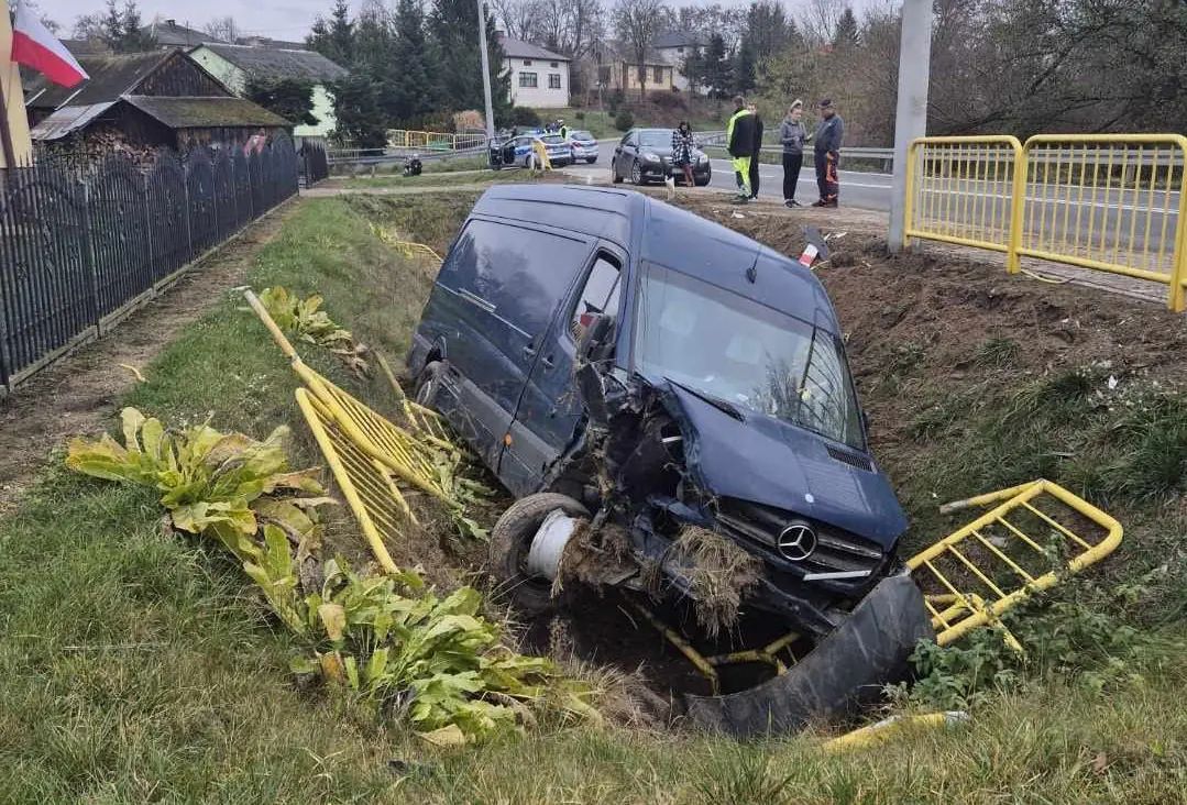 Niebezpieczny poślizg w Czekarzewicach Pierwszych – bus zakończył jazdę w rowie