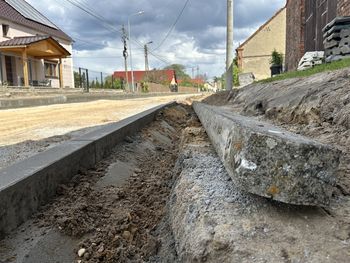 Drogowy absurd we wsi pod Zieloną Górą? Nowe lampy demontowane i przesuwane w inne miejsca.