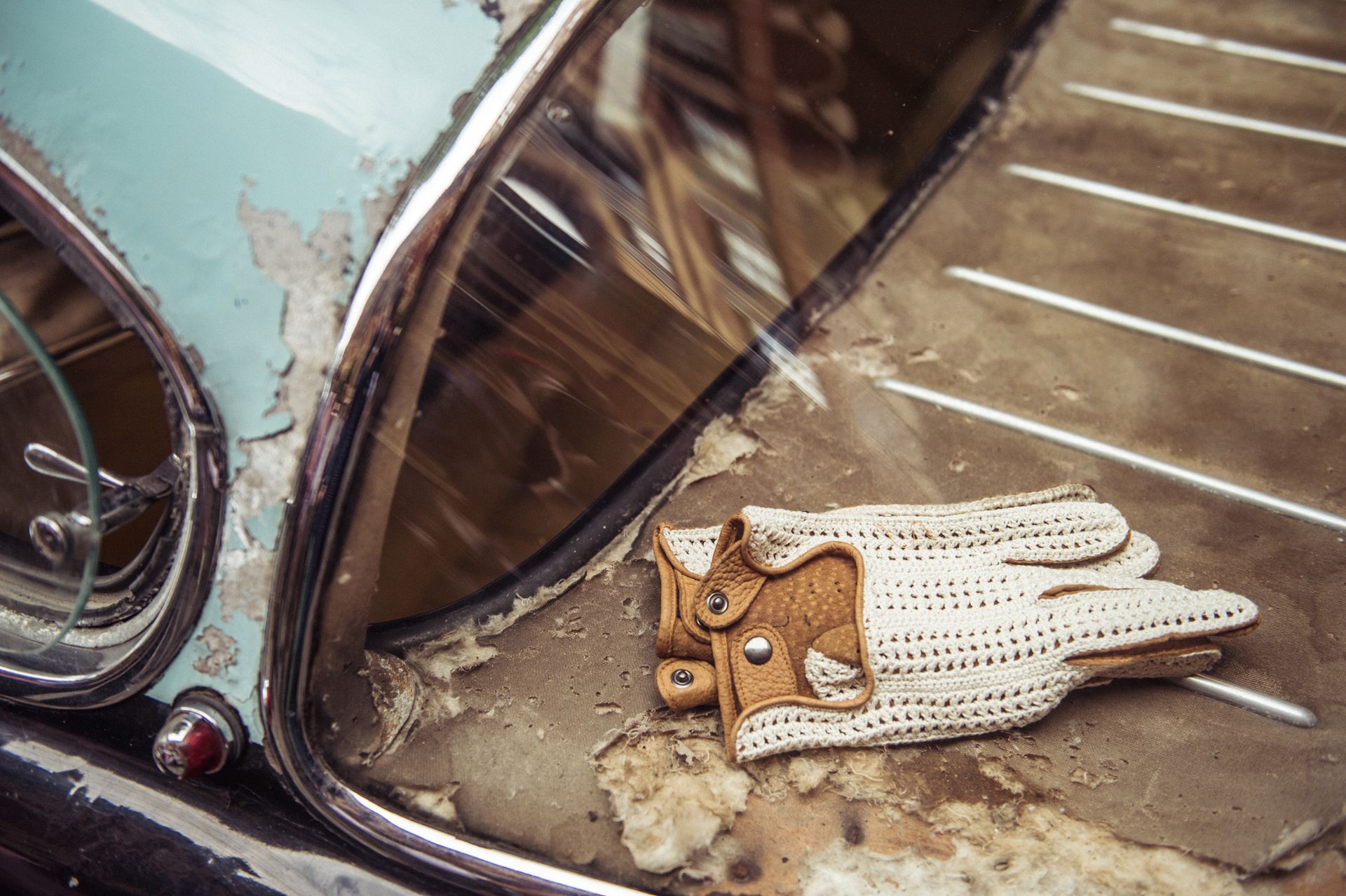 Detal Maserati A6G/2000 Gran Sport Frua i rękawiczki do prowadzenia należące do jego właściciela Jonathana Segal'a.