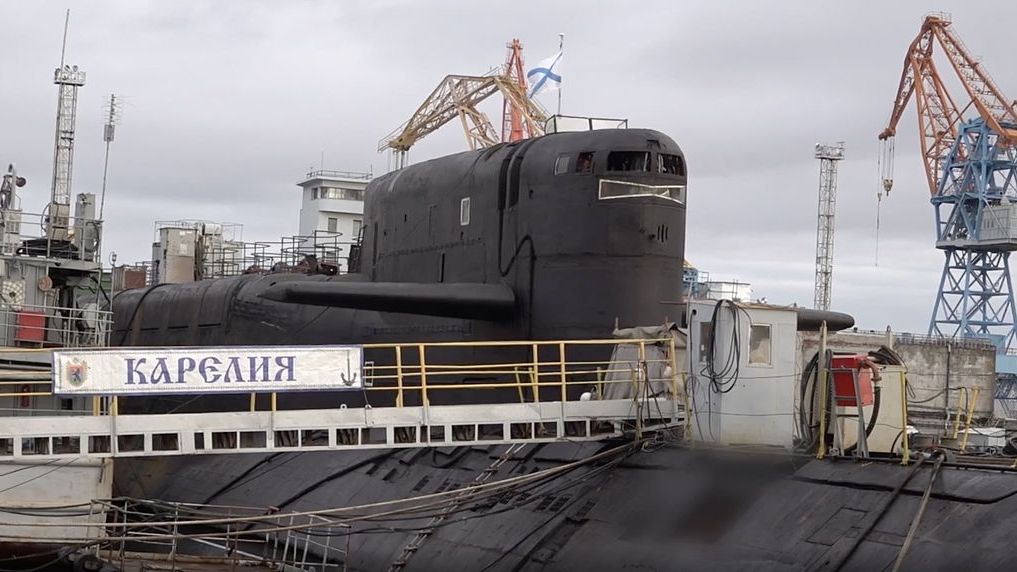 Rosja testuje nowy okręt podwodny. Może przenosić nuklearne torpedy (na zdjęciu: Chabarowsk tuż po zwodowaniu w stoczni w Siewierodwińsku w listopadzie 2025 r.)