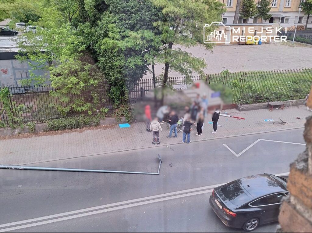 Warszawa: Kierujący lexusem wjechał w latarnię i przystanek autobusowy. Latarnia spadła na rowerzystkę